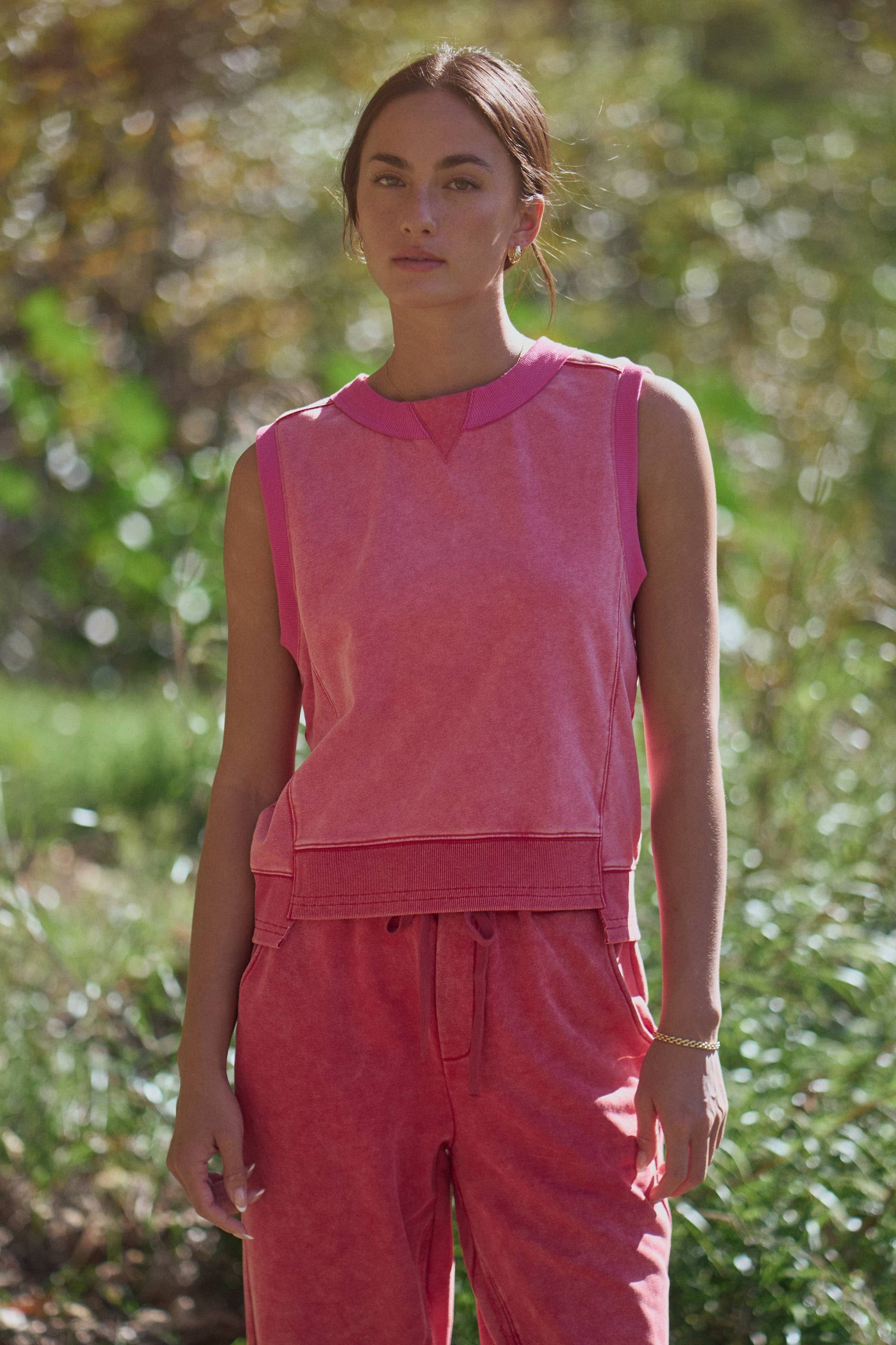 SLEEVELESS CREWNECK LOUNGE TOP