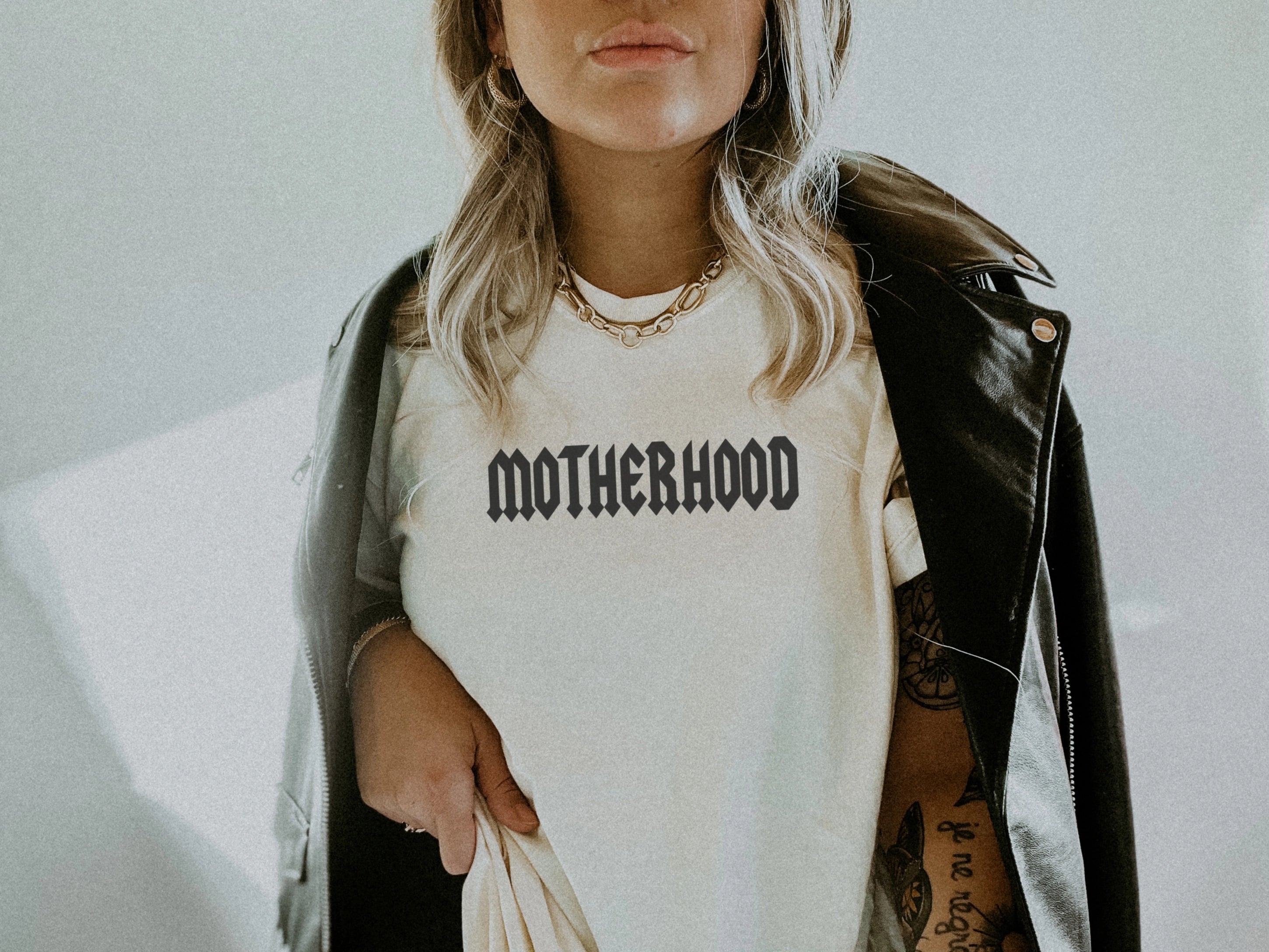 MOTHERHOOD GRAPHIC TEE