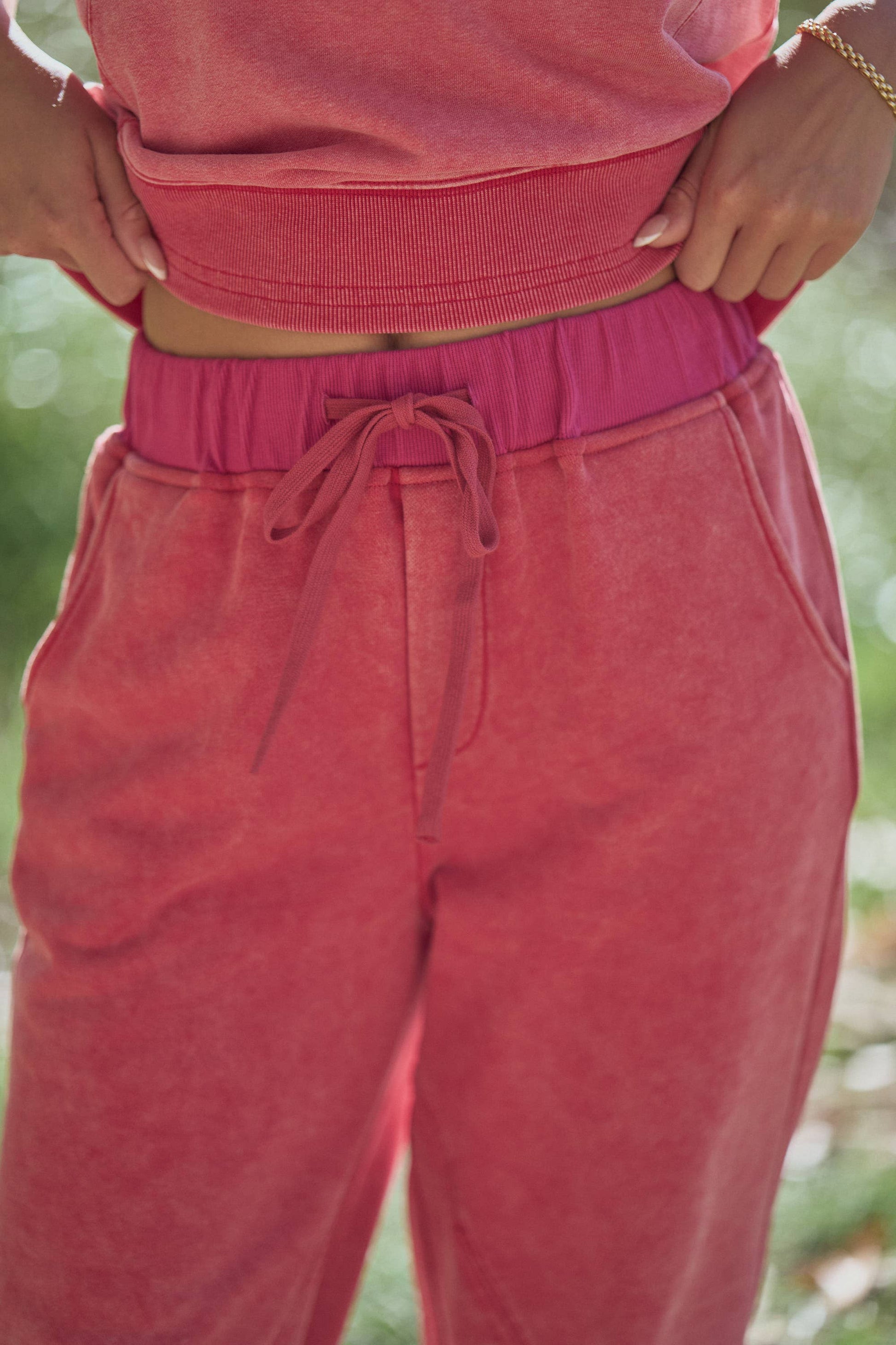 SLEEVELESS CREWNECK LOUNGE TOP